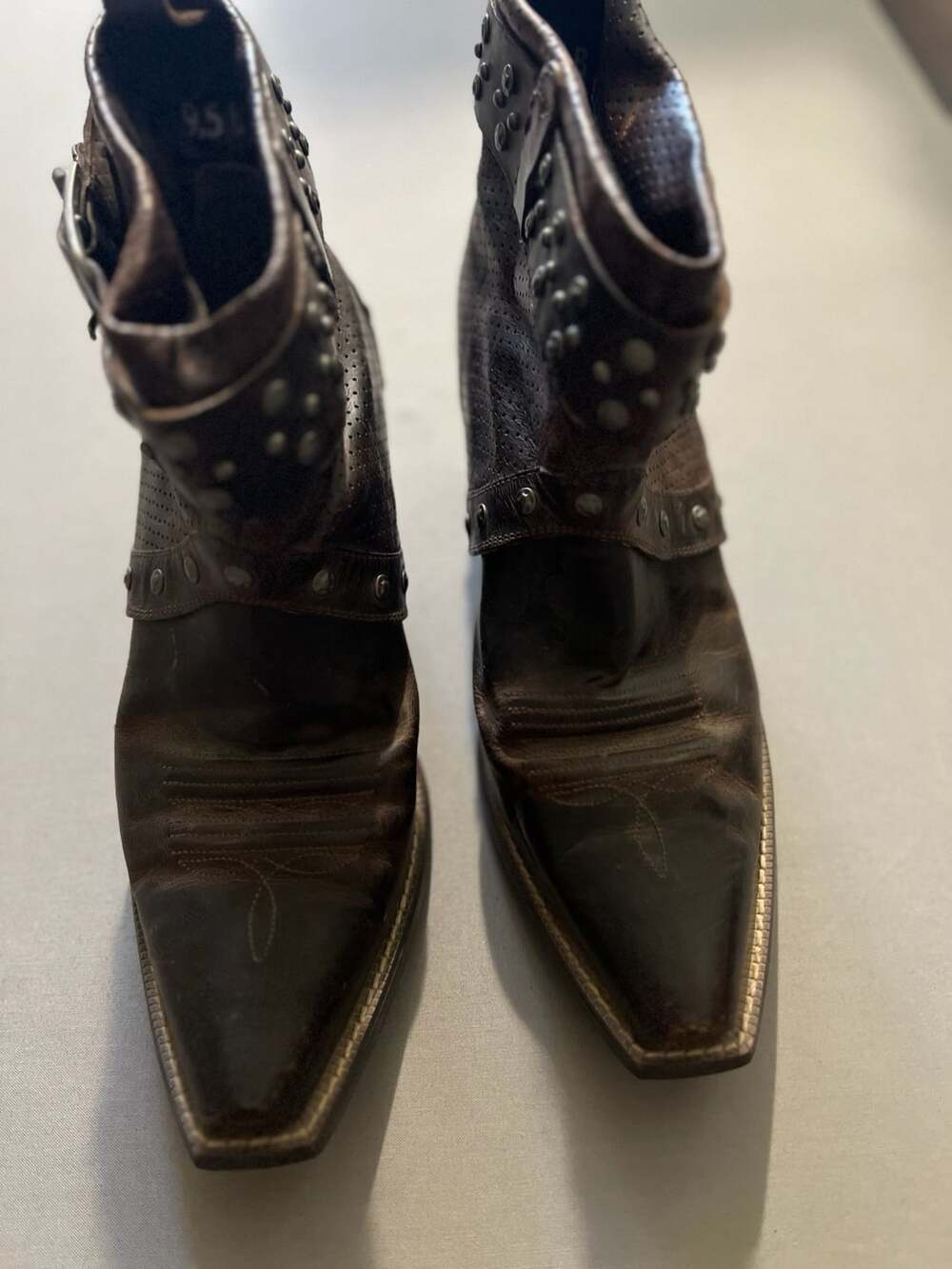 Ariat - Picture 2 of 10